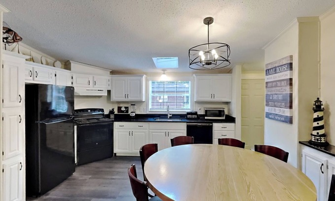 Put-in-Bay House | A Weekend Favorite 3 BR Home - Island Club - Sleeps 8 - IC53