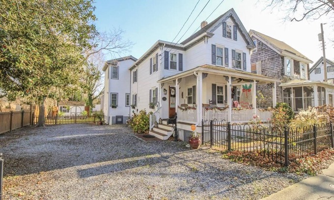 Village Green House | ADORABLE 5 BEDROOM, VICTORIAN GETAWAY - NEWLY RENOVATED- BOOK TODAY!