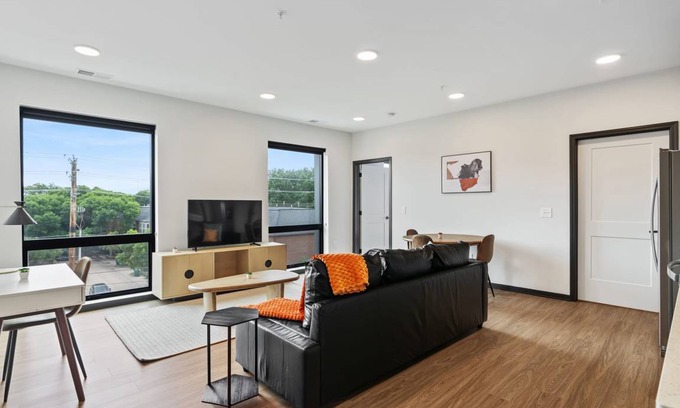 Lockerbie Square Apartment | Apartment ∙ 3 bedrooms ∙ 10 guests