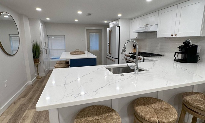 North End Condo | BEACH BLOCK GEM! 5BR 2 Full Bath 1stFloor! Book now for best choice of weeks!