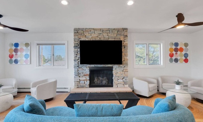Town Bank Apartment | Beach Therapy - Sleeps 17