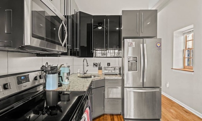 Rittenhouse Row Apartment | Beautiful 1BD With Balcony Hosted By StayRafa - 2F