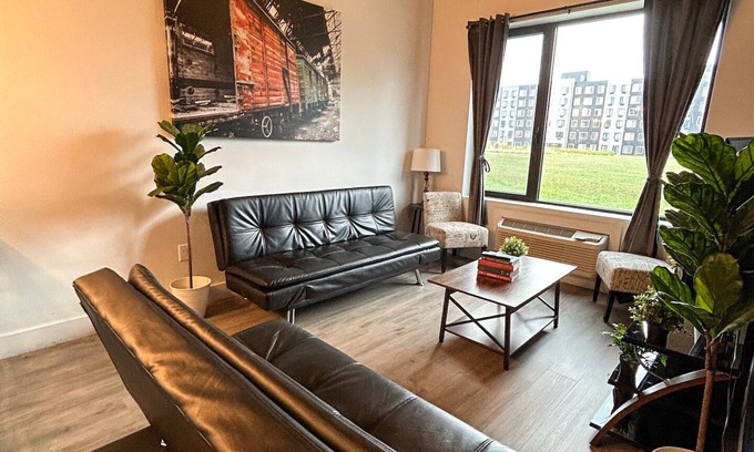 Elizabeth Apartment | Beautiful 2BR Next to Airport 4381