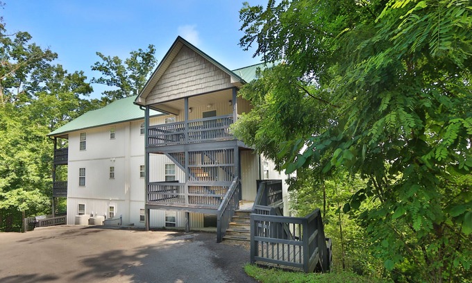 Pigeon Forge Condo | Beautiful 3 bedroom condo close to the Parkway and shows!