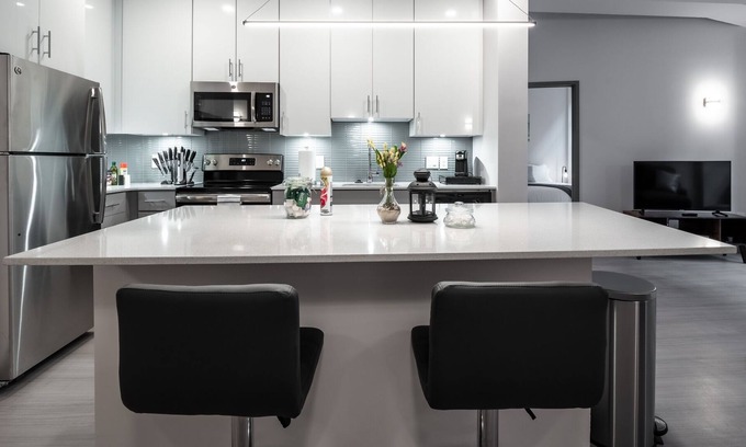 Central Business District Condo | Beautiful Condo - Heart of Business District 602