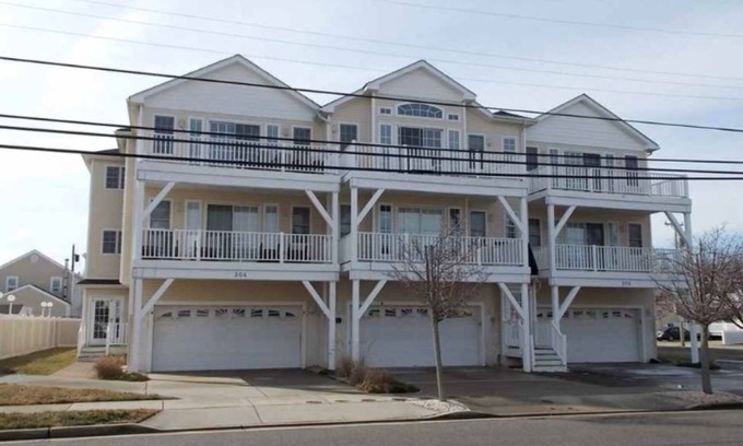 North Wildwood Condo | Beautiful Condo-a Short Distance to Beach/Boardwalk (East 17th Street)