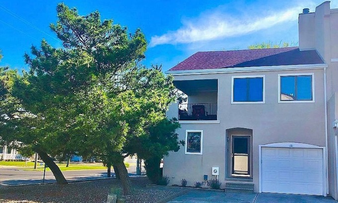 Southend House | Beautifully decorated end-unit on beach block!