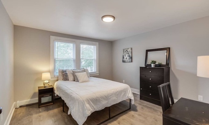 Weequahic Apartment | Bright Renovated 6-BR Duplex Apt - Newark near EWR