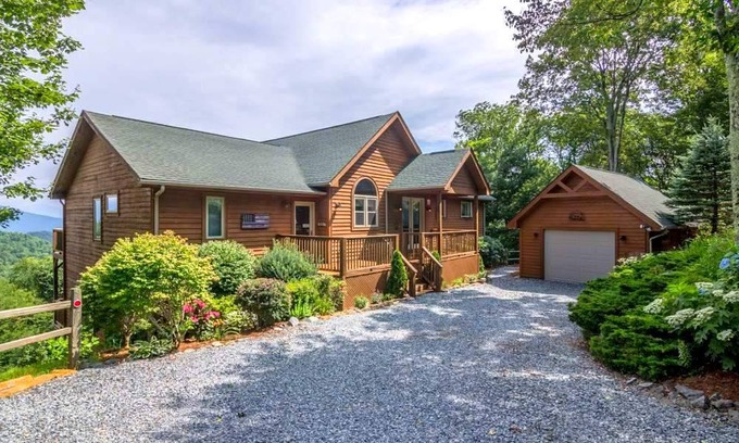 Boone Cabin | Cabin ∙ 6 bedrooms ∙ 15 guests
