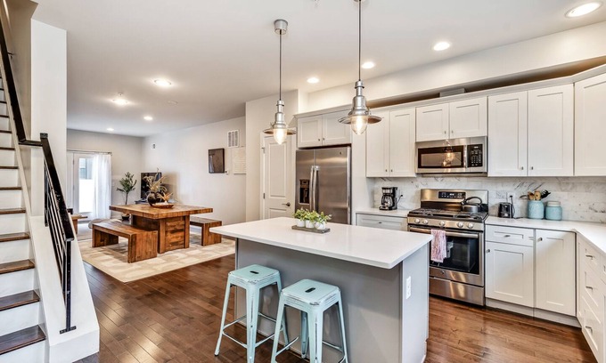 Northern Liberties House | Chic Fishtown Retreat! Roof Deck! 4B/3FB, Sleeps 10!