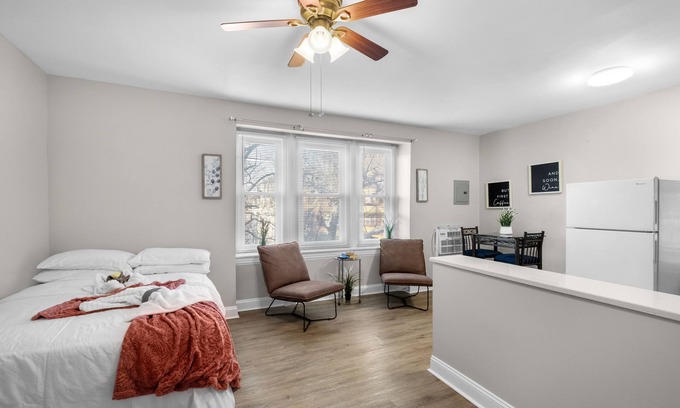 Spruce Hill Apartment | Cozy City View Apartment