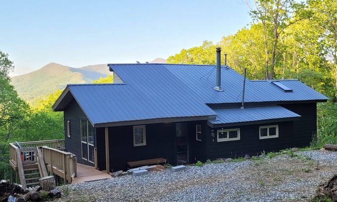 Blairsville Cabin | Cozy cool cabin in the mountains with a view Close to Downtown with a hot tub