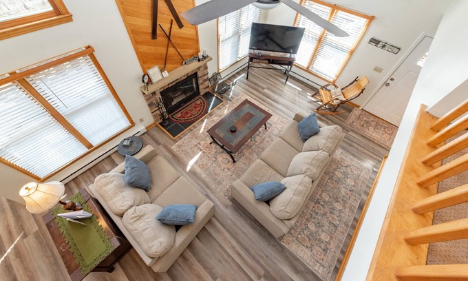 McHenry House | Cozy Dog Friendly Mountain Getaway w/Hot Tub