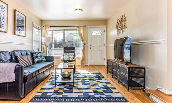 Bluemont House | Cozy House 10min to Monuments 10min to DC