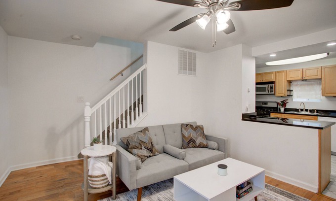 Fishtown Apartment | Cozy Lux 3bd House - Heart of Fishtown - Jetted Tub - Sleeps 8!