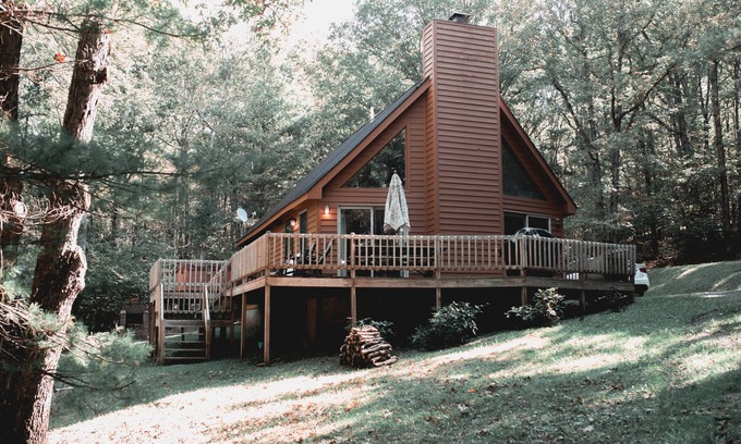 North Glade Hills House | Cozy, Quiet 3BR Cottage in Wooded Lot w/Hot Tub, Grill, Fire Pit & Lodge Decor