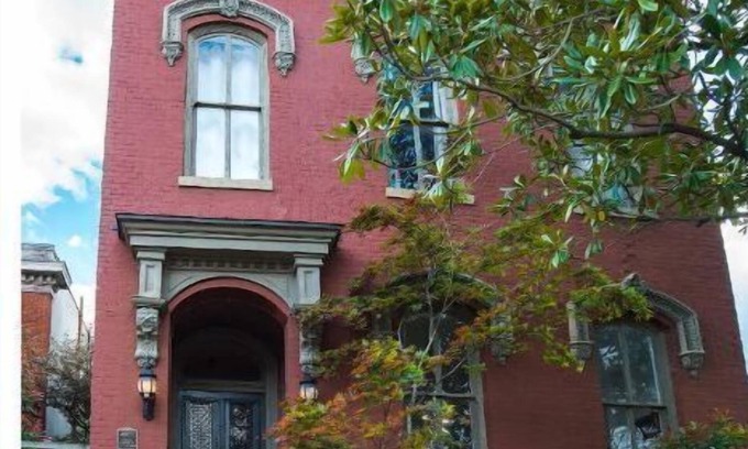 Medical District House | Downtown Memphis Queen's Library with balcony Apt 201