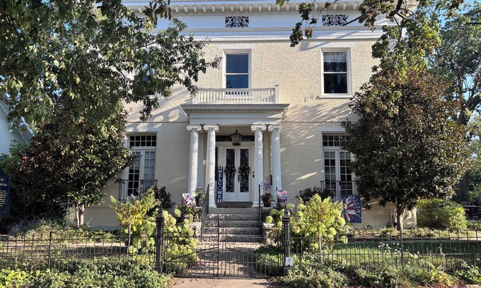 Lebanon Bed & Breakfast | Enjoyable bed & breakfast within a historic home in downtown Lebanon