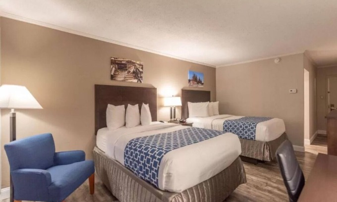 Bethlehem House | Great Find! 2 Awesome Units, Onsite Pool, Near SteelStacks, Free Parking!