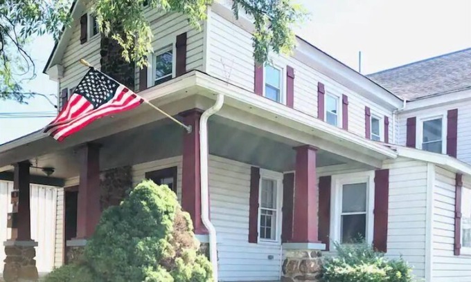 North East Apartment | Heart of Downtown NE Main ST!