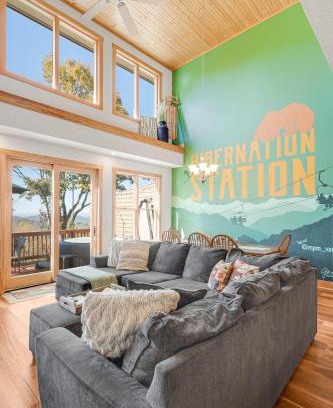 Wolf Laurel Apartment | Hibernation Station - MTN Views near Asheville!