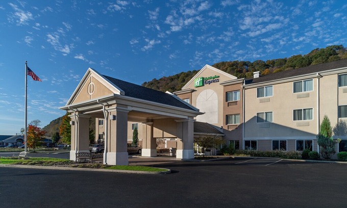 Tad Hotel | Holiday Inn Express Charleston-Kanawha City, an Ihg Hotel