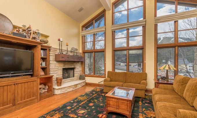 Ketchum Condo | Holiday Stays Available! Elegant Condo with Mountain Views and WIFI, just steps to Downtown !