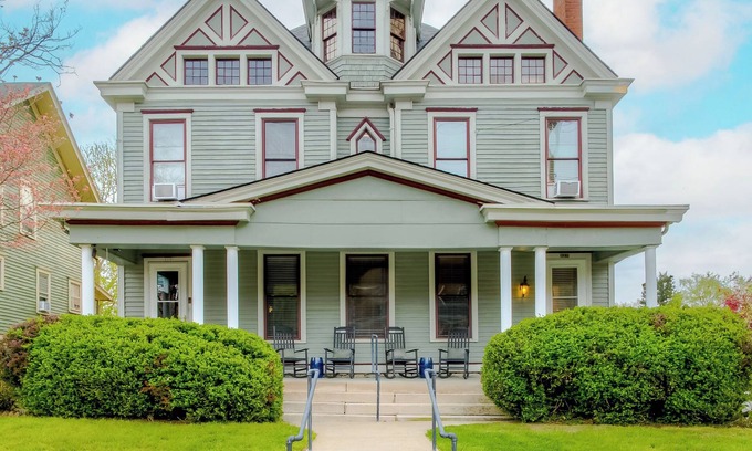 Frankfort House | HOT TUB ~Bourbon Duplex ~ 5mins to Buffalo Trace/Walking distance to downtown