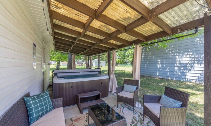 Parma Heights Apartment | Hot Tub|Game Room w/Shuffleboard|N64|Sleeps 8
