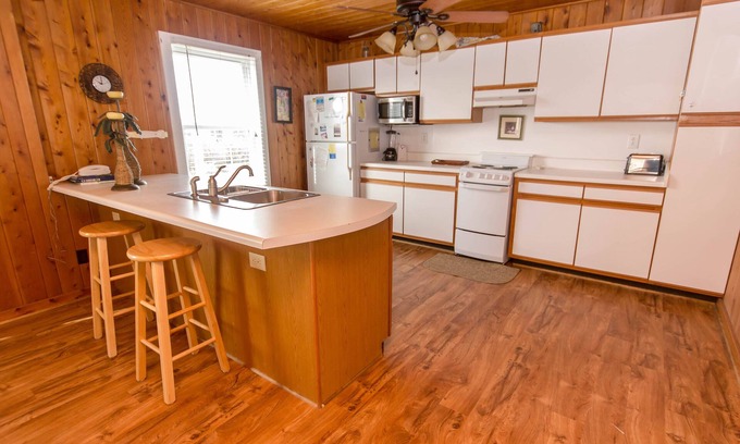 Sea Retreat House | K1700 Atlantic Vu. Community Pool, Ocean View, Pets Ok, WiFi, Close to Beach!