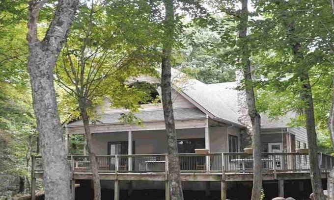 Deer Springs House | Kick back at Virginia’s premier ski and golf resort