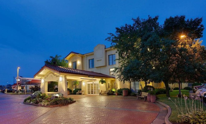 Moon Township Hotel | La Quinta Inn by Wyndham Pittsburgh Airport