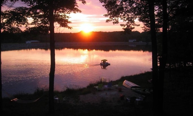 Pocono Lake House | Lakefront 🛶 Spa ♨️ Firepit 🔥 Boating 🚣♂️ Game Rm 🎮 Fishing 🎣 Sunsets 🌅