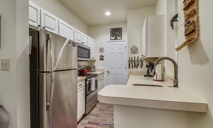 Rehoboth Beach Condo | LINENS INCLUDED*! 3/N MINI-STAYS! CONVENIENT, COMMUNITY POOL/WIFI Internet Included! SHORT DRIVE TO BEACH