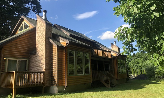 Sciota House | Log Style Villa Great Location JACUZZI! Pool usage 40 yrs. Exp. in vaca rentals.
