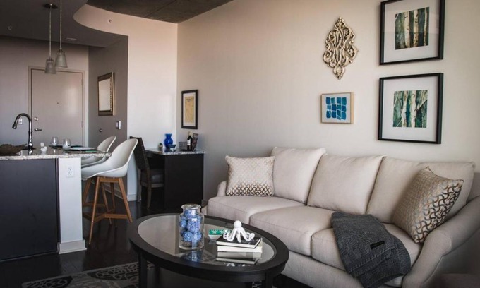 Charlotte Center City Apartment | LUXURIOUS 1BR APT IN UPTOWN HIGH-RISE W/CITY VIEWS