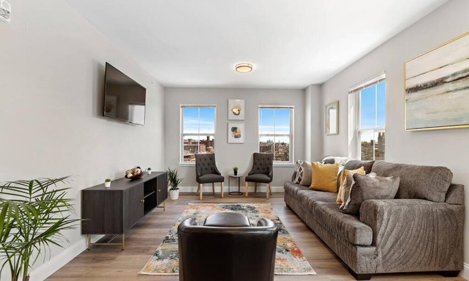 Newark Apartment | Luxury 1 BR/1BA*Skyline View*Parking