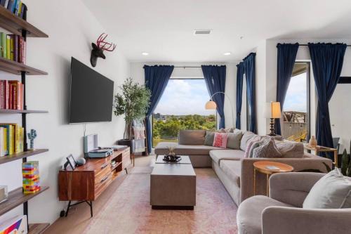 North Capitol House | Luxury Riverview Walk to Broadway with Garage and Patio