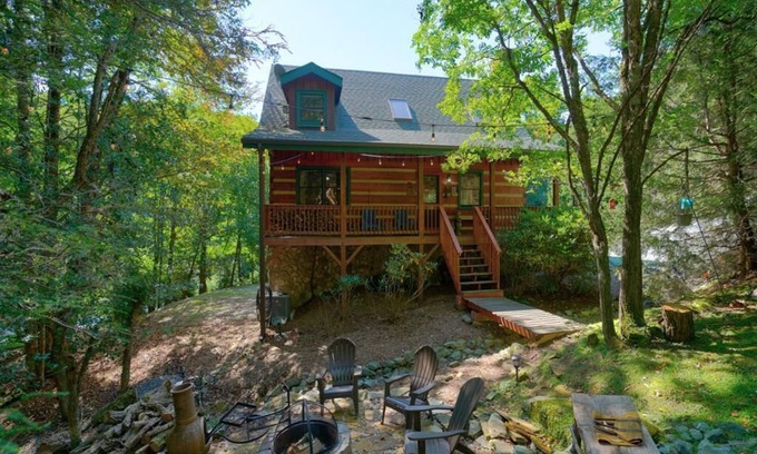 Seven Devils Cabin | Mont Blanc - Mountain Log Cabin, Pet Friendly, Pool table, Air Conditioning, Outdoor Space with F.