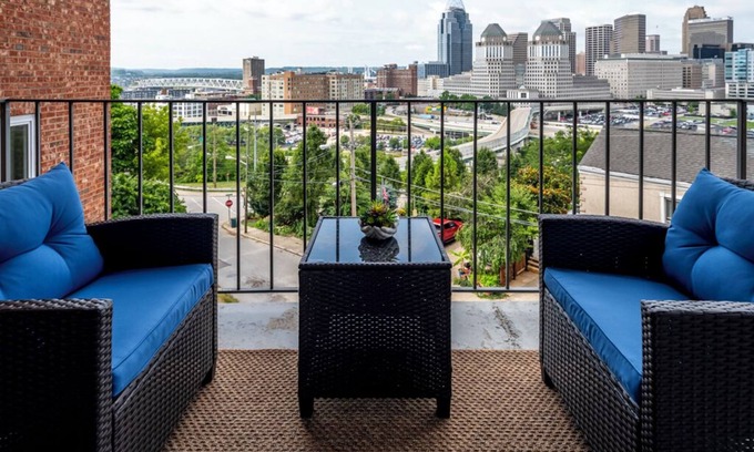 Mount Adams Apartment | Mt Adams, Stunning Balcony City View, Free Parking Spot, 3 Lux Beds, Sleeps 7ppl