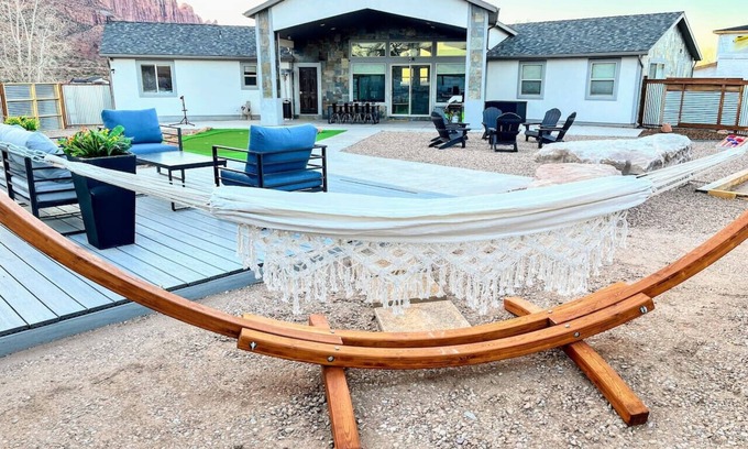 Moab South Valley House | MtnViews–Hot tub-Mini Golf–Bocce–Pool Table–3000sf