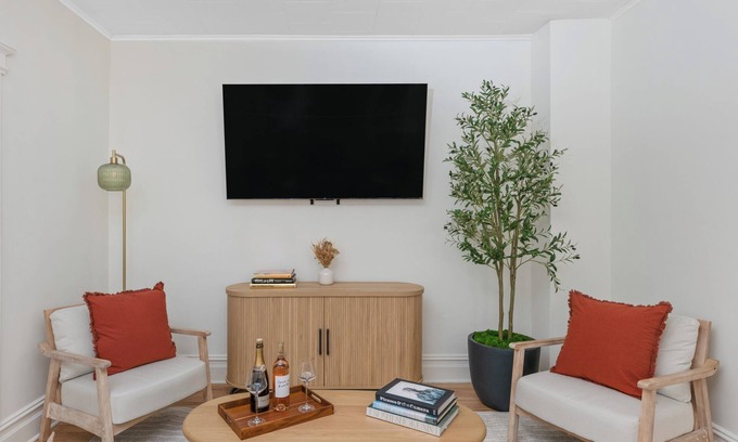 The Heights House | New! 3Bedroom GEM Just 15 minutes to NYC with Fast WiFi, AC, Prime Location