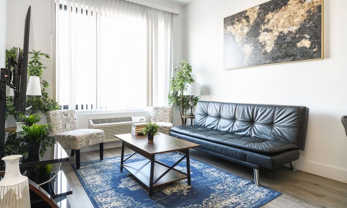 Elizabeth Apartment | Nice 1BR next to EWR 1313