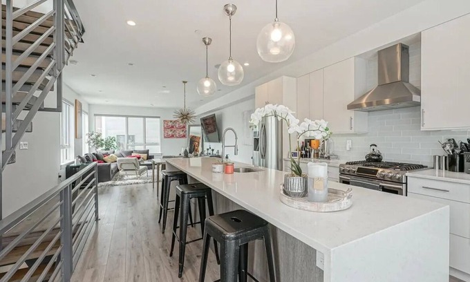 Northern Liberties House | Northern Liberties Luxury 3BR - Sauna Gym Rooftop Garage Penn’s Landing