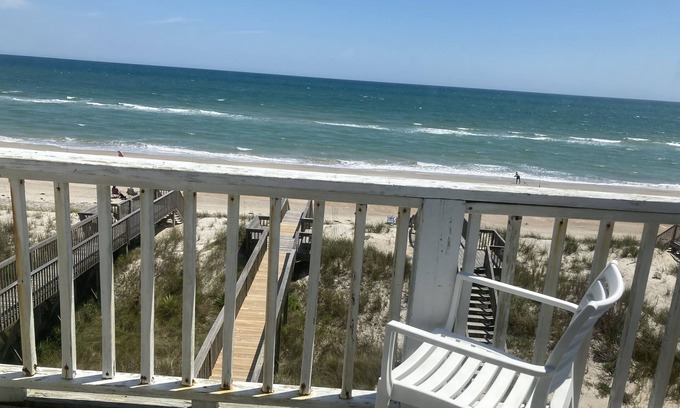 Sneads Ferry House | OCEANFRONT ! Family fun steps from the beach!😎🦀 pet friendly, linens included!