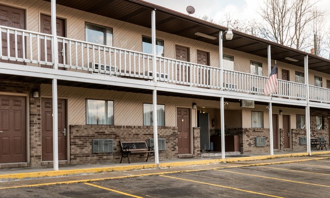Chapmanville Hotel | OYO Hotel Chapmanville Inn, WV - Hwy 119