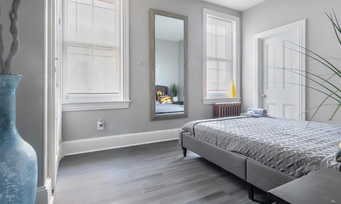 Frankford Hostel | Philly Coed Dorm!! 15 Min Train to Center City!!