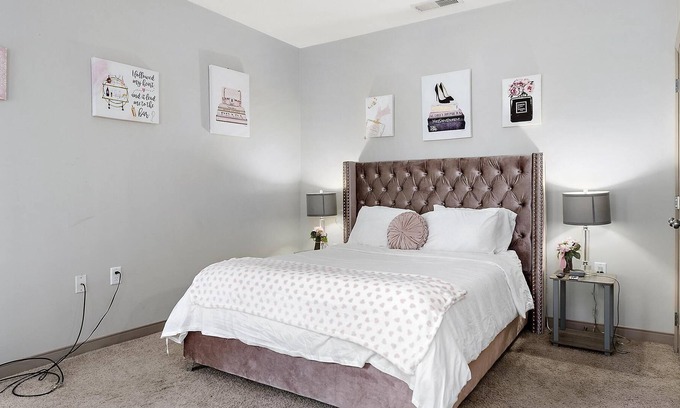 Scioto Mile Apartment | PINK STUDIO APT IN HEART OF DOWNTOWN