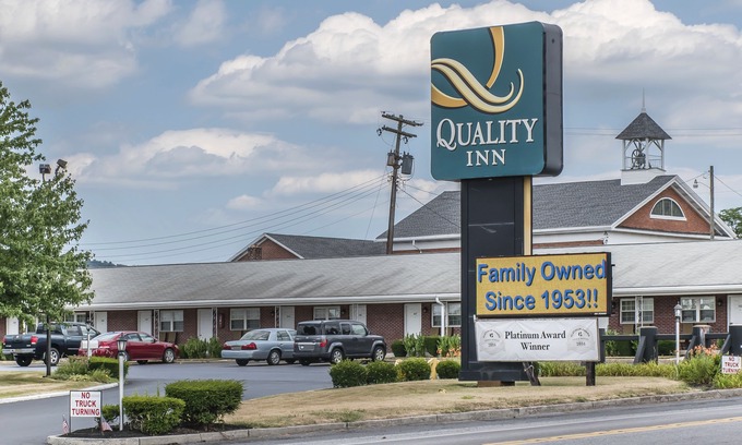 Breezewood Hotel | Quality Inn Breeze Manor