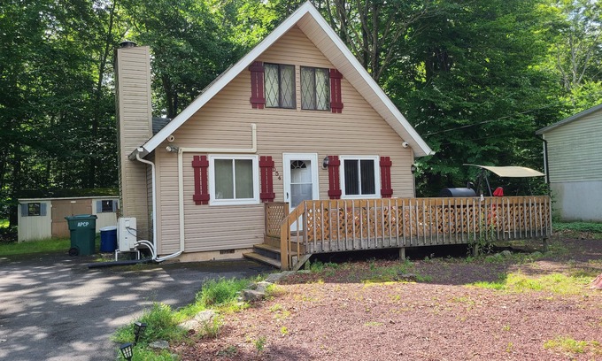 Tobyhanna House | Quiet Chalet with Fireplace, Wi-Fi, and Grill